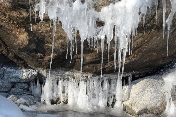 Curlicue e icicles na costa de Baikal — Fotografia de Stock