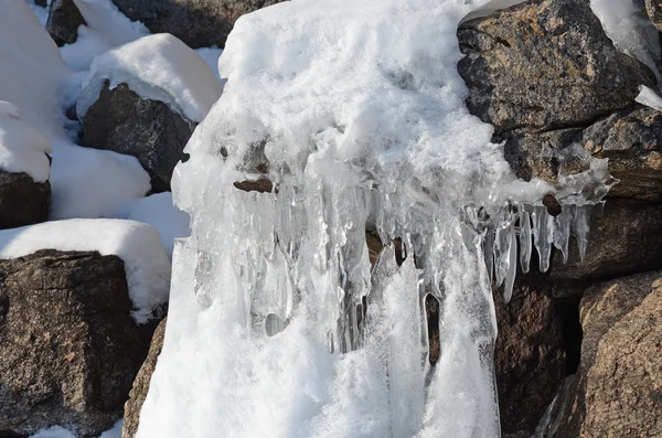 Curlicue e ghiaccioli sulla riva di Baikal — Foto Stock