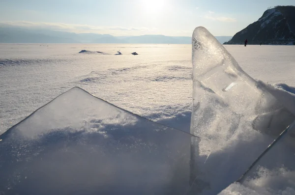 Tipis transparan es floes terhadap cahaya matahari terbenam. Danau Baikal, Rusia — Stok Foto