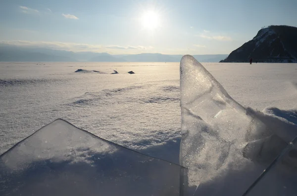 Dun transparant ice floes tegen de zonsondergang licht. Lake Baikal, Rusland — Stockfoto