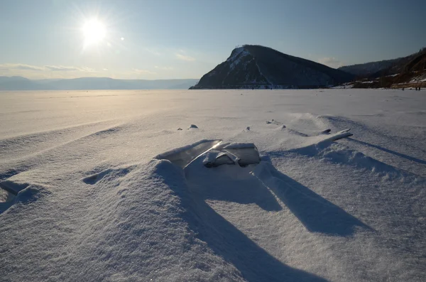 日没の光に対して薄い透明な流氷。バイカル湖、ロシア — ストック写真