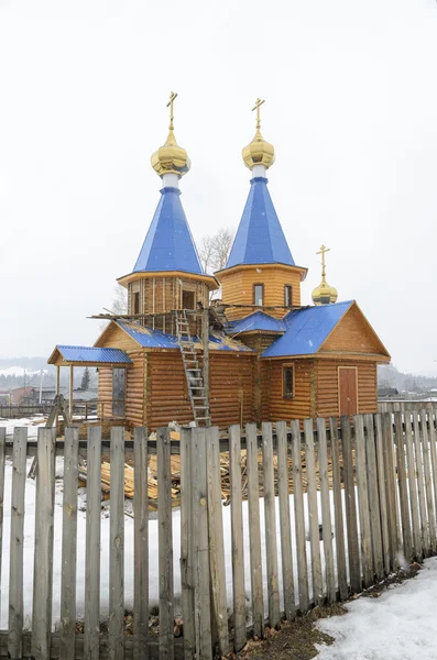 Wooden church in Siberian village — Stock Photo, Image