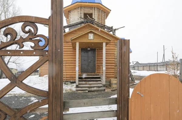 Houten kerk in Siberisch dorp — Stockfoto