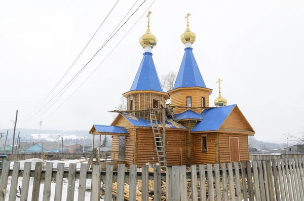 Église en bois dans le village sibérien — Photo