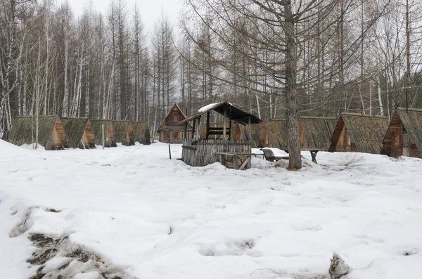 Antiguo campamento turístico en el campo con una vivienda de madera — Foto de Stock