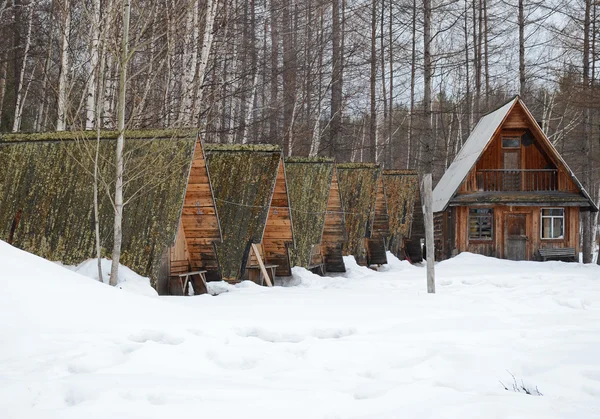 Πρώην τουριστική κατασκήνωση στην ύπαιθρο με μια ξύλινη κατοικία — Φωτογραφία Αρχείου