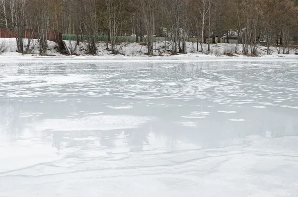 Icebound river on a cloudy spring day in the village — Stock Photo, Image