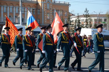Irkutsk, Rusya - 9 Mayıs 2015: Sütun füze Kuvvetleri öğrenciler üzerinde zafer günü kutlama Irkutsk içinde