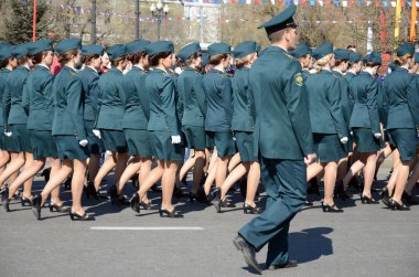 Irkutsk, Rusya - 9 Mayıs 2015: Kadın sütun üzerinde zafer günü kutlama Irkutsk Federal gümrük Servisi