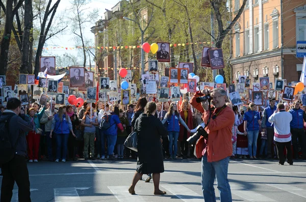 Irkutsk, Rusya - 9 Mayıs 2015: Ölümsüz alayın geçit Irkutsk üzerinde zafer günü kutlama töreninde — Stok fotoğraf