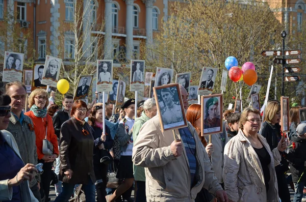 Irkutsk, Russia - 9 maggio 2015: Processione del reggimento immortale a Irkutsk nella celebrazione del giorno della vittoria — Foto Stock