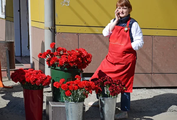 Irkutsk, Rusia - 9 de mayo de 2015: Claveles rojos en venta en la celebración del Día de la Victoria en Irkutsk —  Fotos de Stock