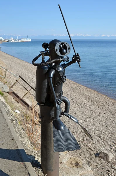 Järn-skulptur av dykare. Bajkalsjön beach i Listvyanka by — Stockfoto