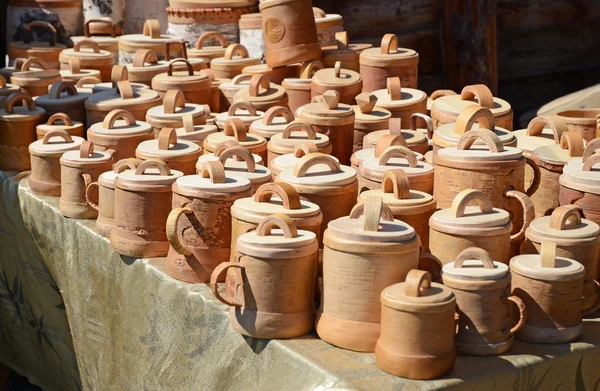 Mugs with a lid made of birch bark in the shop — Stock Photo, Image