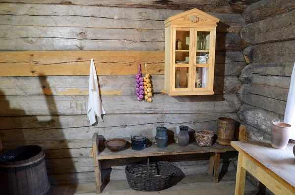 Región de Irkutsk, Rusia - 10 de mayo de 2015: Interior de la cabaña campesina rusa — Foto de Stock
