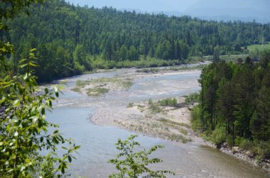 Onun başında Sayan Dağları'nda Irkut nehrin kavisli nehir yatağı