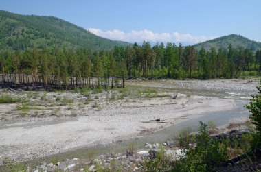 Onun başında Sayan Dağları'nda Irkut nehrin kavisli nehir yatağı