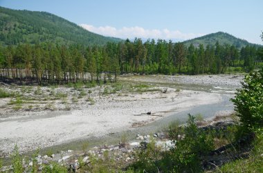 Onun başında Sayan Dağları'nda Irkut nehrin kavisli nehir yatağı