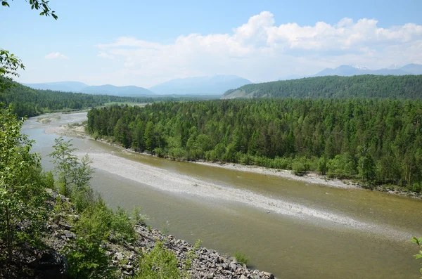Böjda flodbädden Irkut floden i dess början i Sayan bergen — Stockfoto