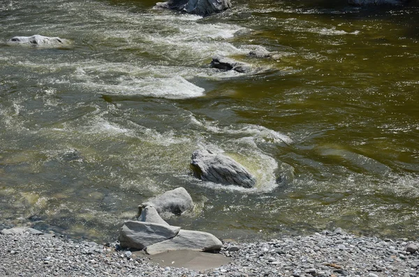 Clear water of Irkut River in its beginning in the Sayan Mountains — Stock Photo, Image