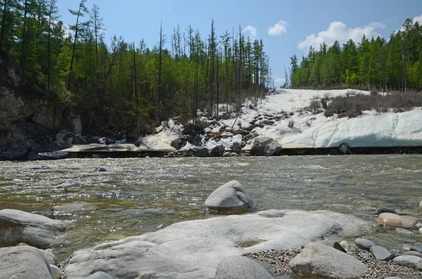 Glacier sur la rive de la rivière Irkut à ses débuts dans les montagnes Sayan en Juin — Photo