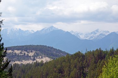 Doğu Sayan bir arka plan üzerinde kutsal kum Dağı'nda üstten görünüm