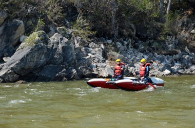 Buryatia, Rusya - 11 Haziran 2016: Rafting takım float Irkut nehrin