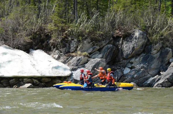 Buriatia, Rusia - 11 de junio de 2016: El equipo de rafting flota por el río Irkut —  Fotos de Stock