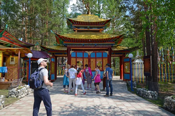 Nilova Pustyn, Rusia - 11 de junio de 2016: Puerta a Burhan baabay - datsan budista en Nilova Pustyn —  Fotos de Stock