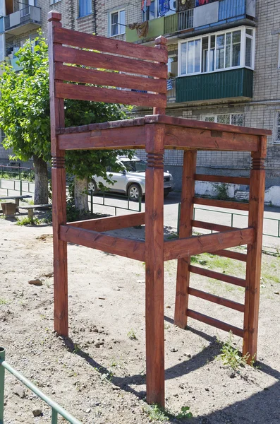Grote houten stoel in de tuin van levende huis in de stad Tsjita — Stockfoto