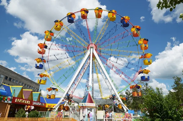 Chita, RU - 17 de julio.2014: Rueda de la fortuna en el parque de verano de la cultura en la ciudad de Chita, Rusia — Foto de Stock