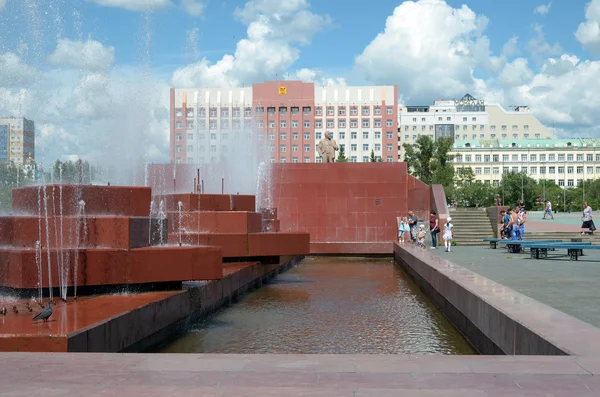 Chita, Ru - Jul17 2014: Staden fontänen på det centrala torget Tjita — Stockfoto