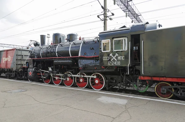 Ulan-Ude, RUSSIA - 16 luglio 2014: Vecchia locomotiva a vapore d'epoca serie Ea sulla piattaforma della stazione di Ulan-Ude, Russia — Foto Stock