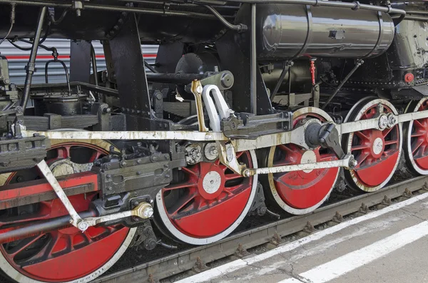 Ulan-Ude, RUSIA - 16 de julio de 2014: Ruedas de la antigua locomotora de vapor de época Serie Ea en la estación de Rusia —  Fotos de Stock