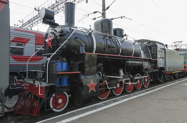 Ulan-Ude, RUSIA - 16 de julio de 2014: Antigua serie de locomotoras de vapor vintage Ea en la plataforma de la estación Ulan-Ude, Rusia —  Fotos de Stock