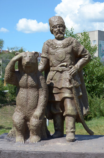 Чита, Россия - 17 июля 2014: Скульптура "Казак и медведь" в парке Одори в городе Чита, Забайкальский край
