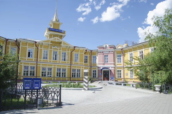Chita, ru - 17. Juli 2014: altes hölzernes Postamt in der Stadt chita, wurde 1893 erbaut — Stockfoto