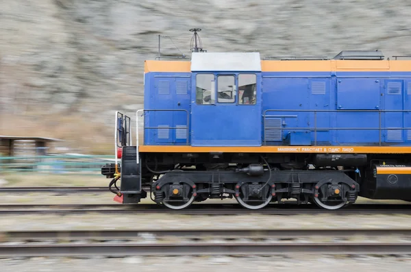 Locomotora diesel moviéndose a través del ferrocarril Circum-Baikal —  Fotos de Stock