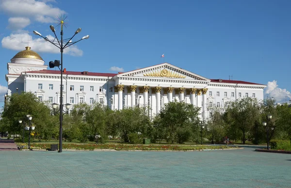 Chita, RU - 17 de julio de 2014: Fachada del edificio Trans-Baikal Railway Management en la Plaza Lenin de la ciudad de Chita. Rusia — Foto de Stock