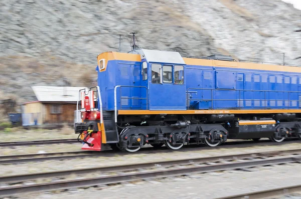 Locomotiva diesel in movimento attraverso la Circum-Baikal Railway — Foto Stock