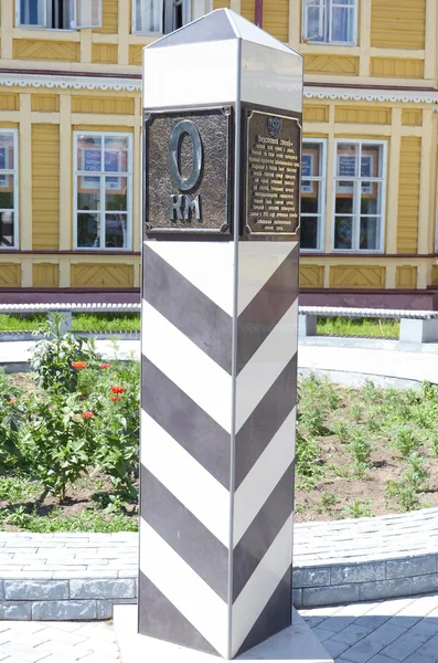 Chita, RU - Jul17 2014: Milepost zero kilometer in the square at the Main Post Office in the city of Chita — Stock Photo, Image