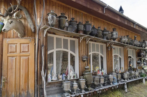 A large number of antique samovars on the shelves — Stock Photo, Image