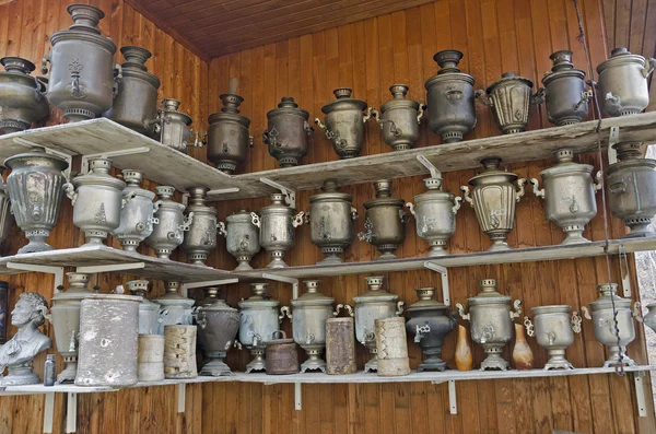 A large number of antique samovars on shelves — Stock Photo, Image