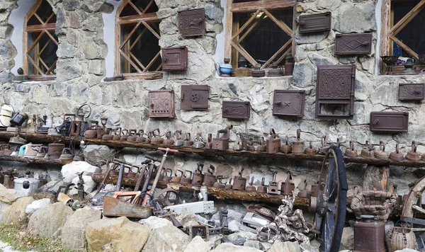 La collection de vieilles choses vintage sur le mur de la maison résidentielle — Photo