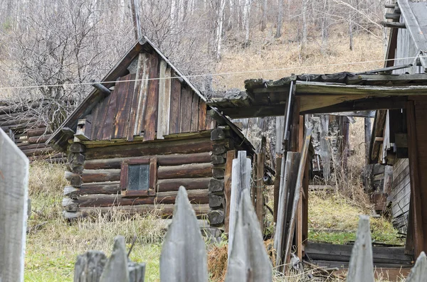 Casas antigas em Port Baikal aldeia na margem do Lago Baikal — Fotografia de Stock