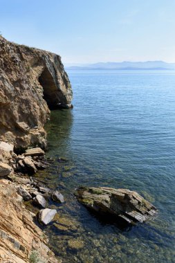 Uyga Burnu 'nda kemerli mağarası olan Picturesque Rocky Bay. Küçük Deniz Boğazı, Baykal Gölü
