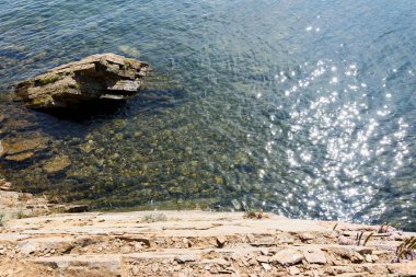 Uyuga Burnu 'ndaki Rocky Sahili. Küçük Deniz Boğazı, Baykal Gölü