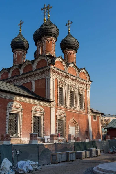 Bogolyubskaya kościół - część kompleksu historyczno-kulturalnego Vysoko-Petrovsky klasztor, zabytki architektury — Zdjęcie stockowe