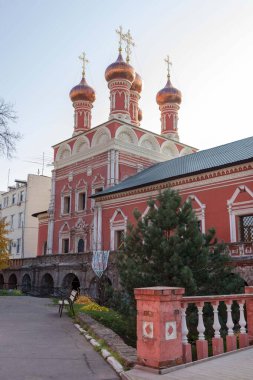 Sergievsky tapınağı, kemerli galeri ve kardeş hücreleri. Vysoko-Petrovsky Manastırı