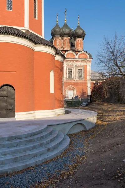 Zabytkowy i kulturalny kompleks Vysoko-Petrovsky klasztor, dziedziniec — Zdjęcie stockowe